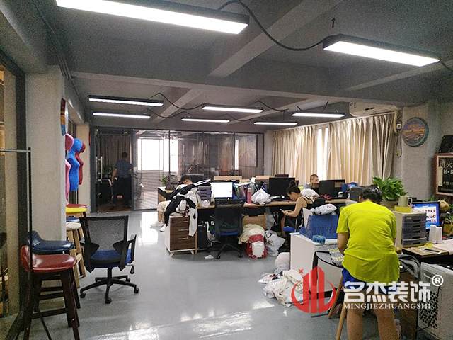 办公室叼嘿网站视频.jpg