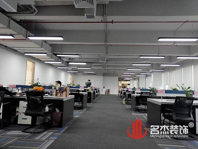 办公室叼嘿网站视频.jpg